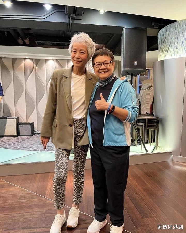 叶童|59岁叶童参加友人聚会!穿豹纹紧身裤素颜现身,真实状态引围观