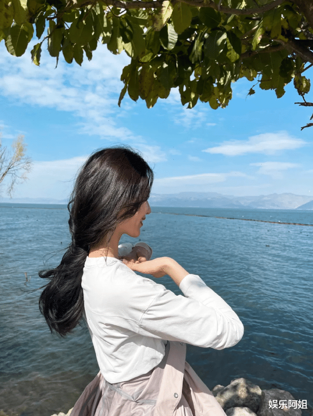 刘诗诗|刘诗诗春日户外写真出炉！朴素装扮好清纯，微露侧颜尽显女神风范