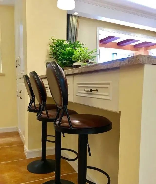 老公坚持在卧室床头打2组柜子,美翻天不说,衣帽间都省了,开心