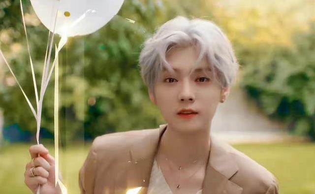 关晓彤|关晓彤《二十不惑2》路透图长腿好惹眼，网传男友鹿晗也来客串！