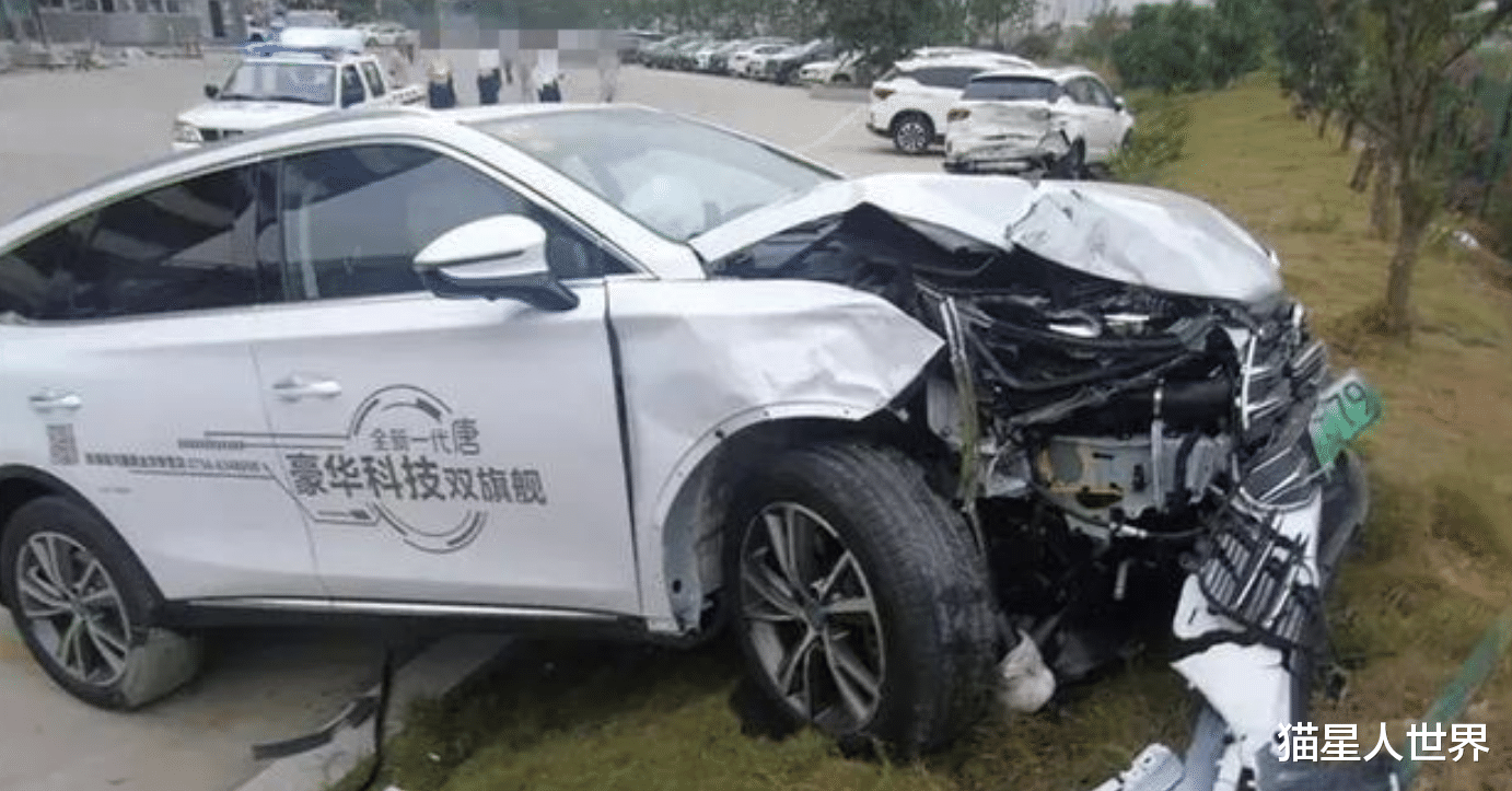 传说中的公路坦克比亚迪唐,终于战败了!牌照都吓掉了,对方牌照都没掉