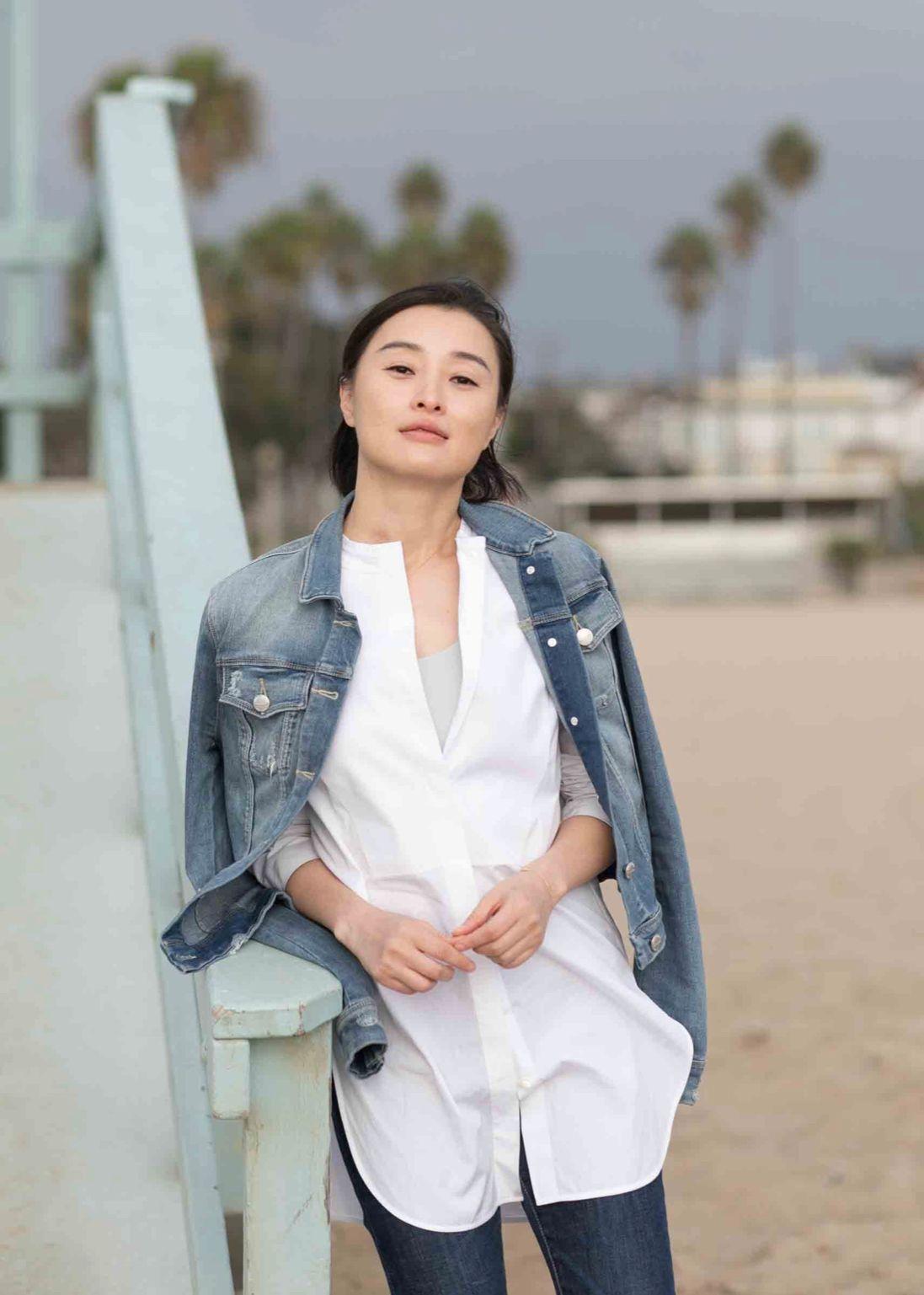 开春后，吴越亲自示范：衣服成套，裙子过膝，发不过肩，优雅高级