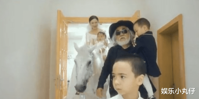 孙若微|70岁张纪中疑补办婚礼!骑白马进酒店,抱娃健硕不服老