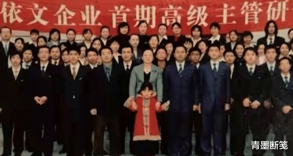 53岁辽宁美女,曾是大学老师,却辞职卖衣服,年销售额10亿元