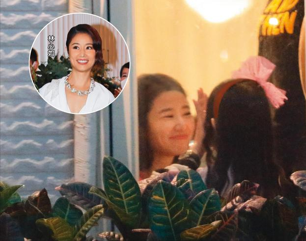 周韦彤|霍建华夫妇包餐厅为女儿庆生,5岁小海豚流泪哭闹,心如耐心安抚