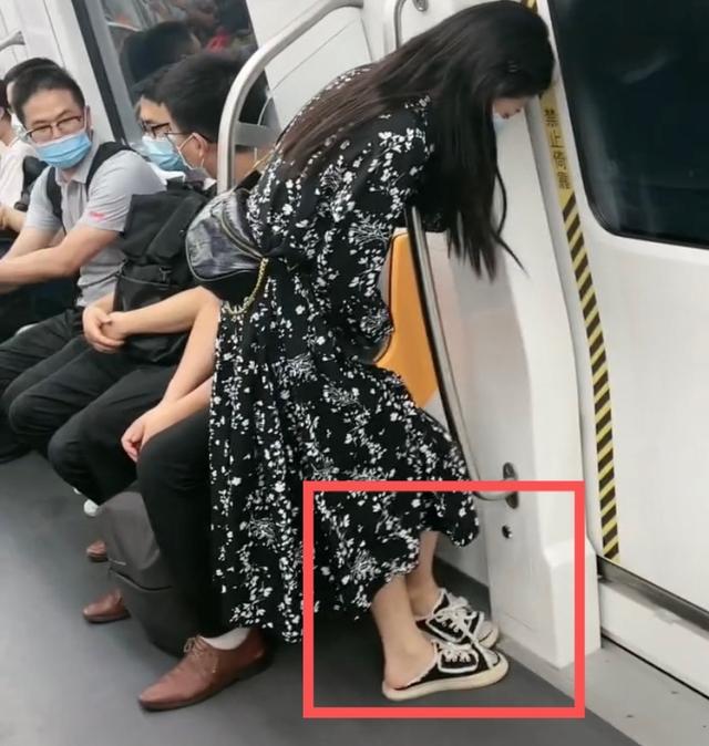 女子地铁上想上厕所着急等站台,憋着肚子直跺脚,网友:深有同感