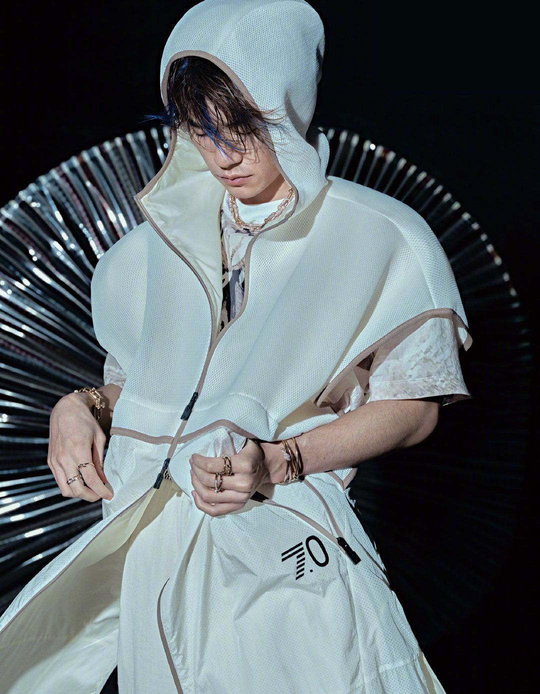 Angelababy 那个倔强不羁的男孩又回来了！易烊千玺封面来袭，挑染刘海好迷人