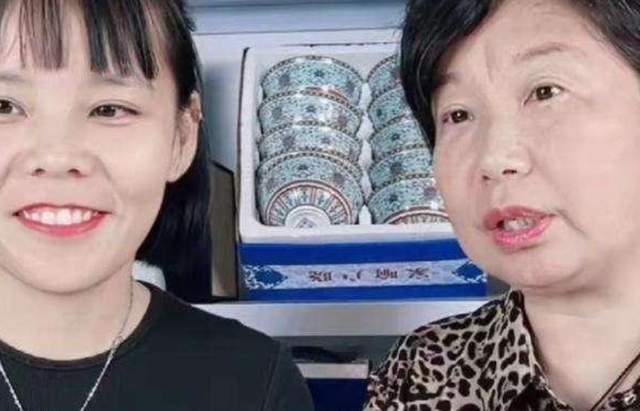 杜新枝|杜新枝晒与郭爸吃早餐画面，动作生硬疑摆拍，网友调侃带了摄影师