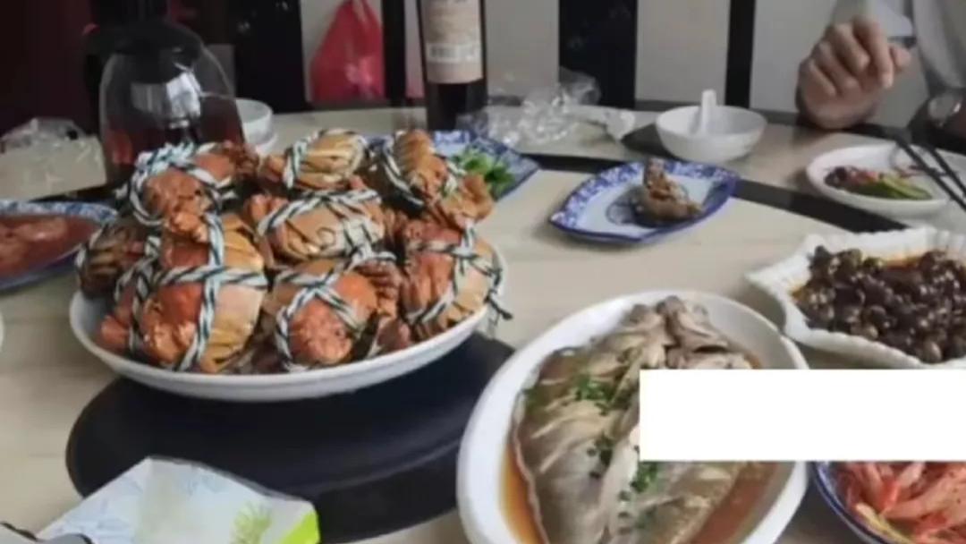 江苏苏州，男子一家来旅游，买20只螃蟹让餐馆加工，老板说加工费20元