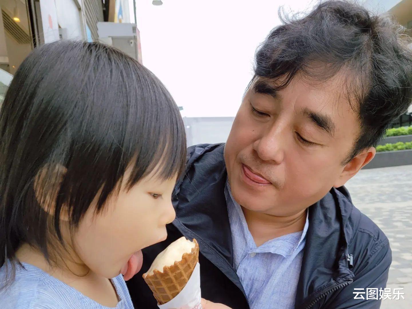 吕方|58岁吕方陪妻女出游！2岁女儿太像老爸，小16岁富婆妻子气质好