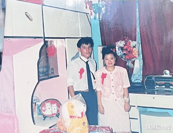 |熊磊晒爸妈结婚旧照,婚车车队显气派,网友:熊爸年轻时好帅