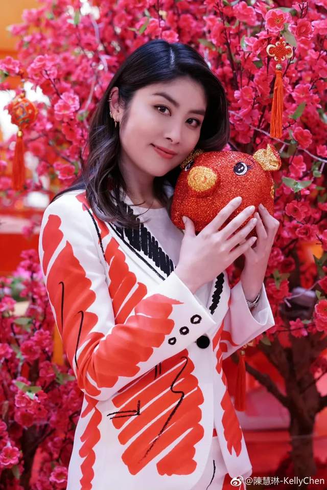 陈慧琳|50岁美上热搜的陈慧琳，保养秘诀是“不跟魔鬼打交道”