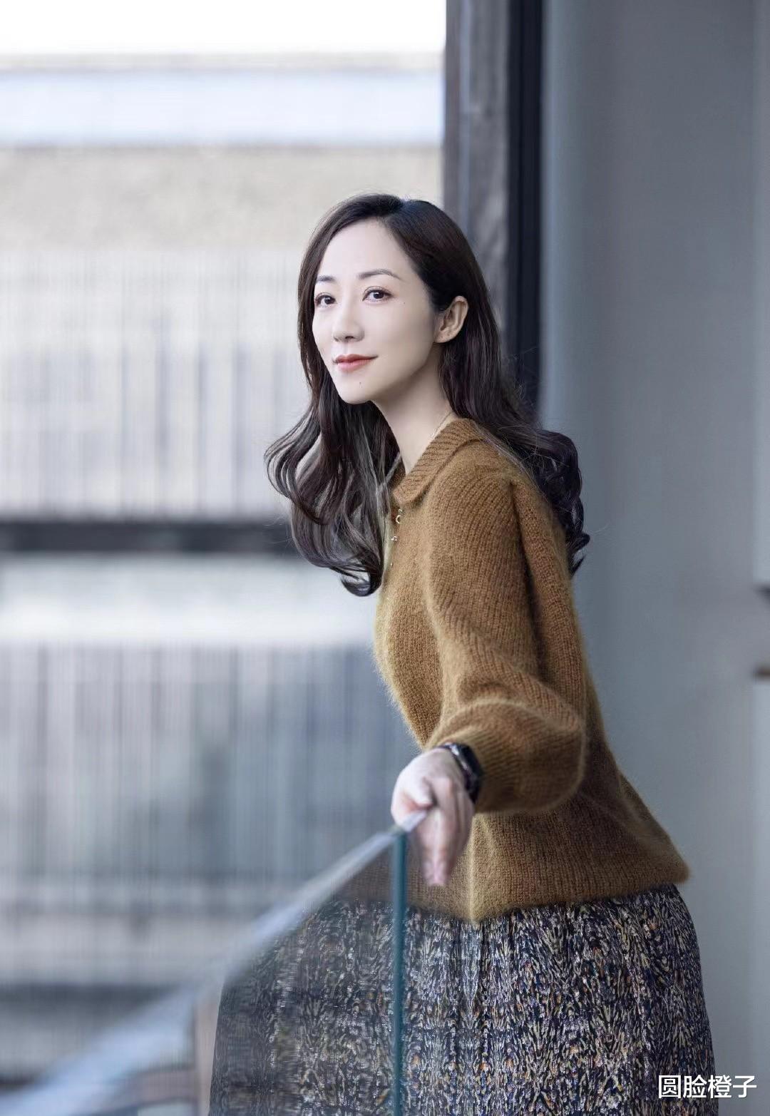 职业教育|韩雪戴贝雷帽太有气质了，一身西装长发披肩，给人岁月静好的美感