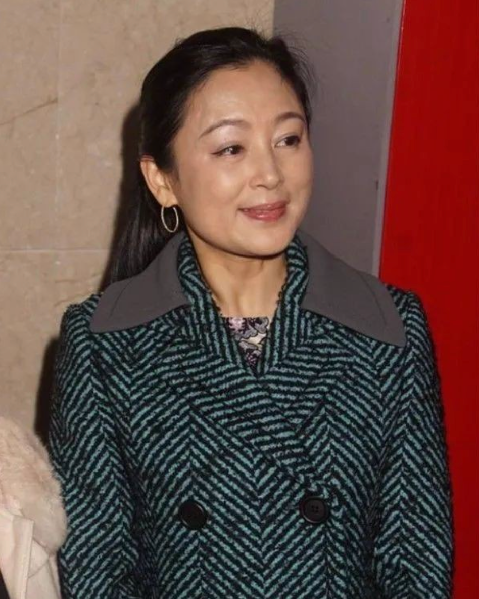 李若彤|“年轻时越美,老了越丑”的女星,把美都提前消耗掉了,一言难尽