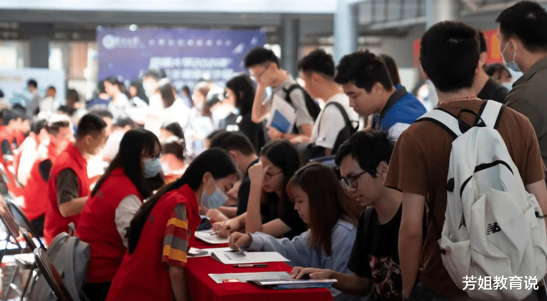 大学|985毕业生求职，月收入仅四千，入职后还降薪30%，985毕业生的辛酸泪