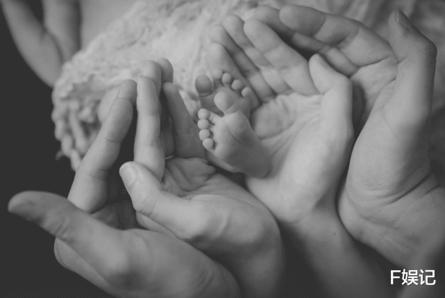 昆凌|昆凌难得分享小女儿的正面可爱萌照 小女儿乖巧熟睡在婴儿床上