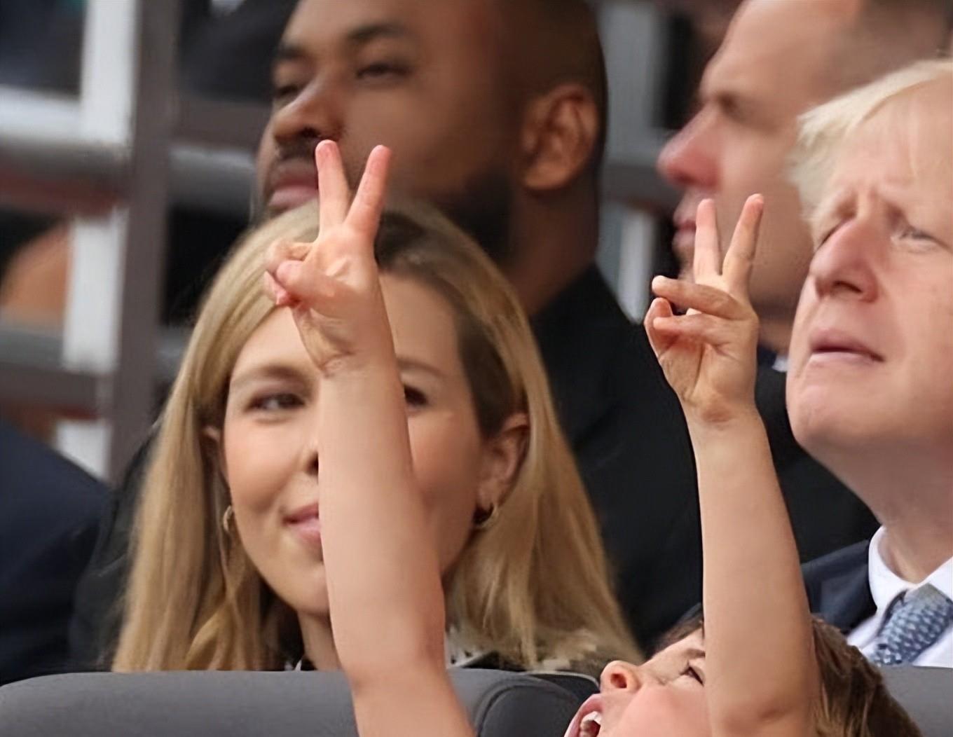 路易·亚瑟·查尔斯|路易王子是妈宝男？出席活动搂住凯特不松手，又是吻她又是捂她嘴