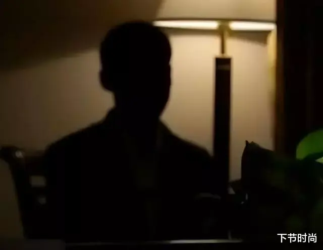 男子与两任女友共处一室,为传宗接代日夜奋斗,一天三人云雨八次