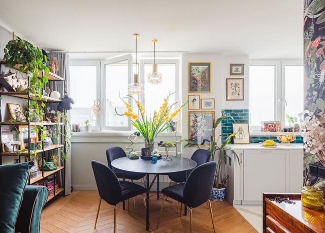 |贴壁纸也不会土,大自然风的30平公寓,华丽配色,材质美,色彩美