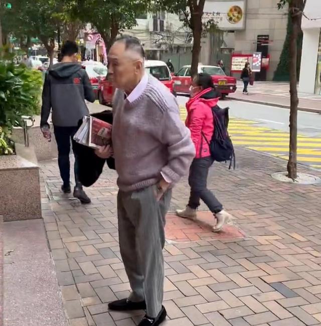 刘诗诗|86岁赵世曾近况曝光，独自一人出街闲逛，身形佝偻老态尽显