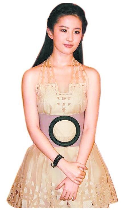 刘亦菲|“争议天仙”刘亦菲：新剧爆红后被翻旧账，公开承认穿过山寨礼服