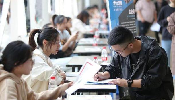 阿迪达斯|一个国企开始校园招聘，六险二金月薪过万，不要紧盯着公务员岗位