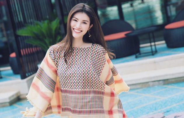 晒晒何穗的豪宅，不愧是国际名模，家里地面堆满高跟鞋