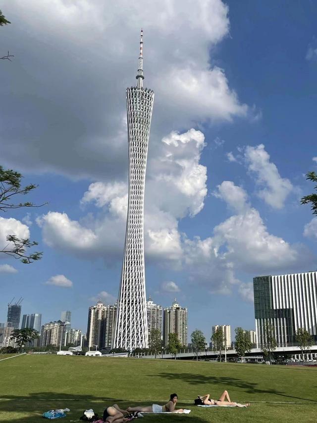 广州三女子34下晒日光浴,美黑中暑入院,网友:几位姐姐好身材