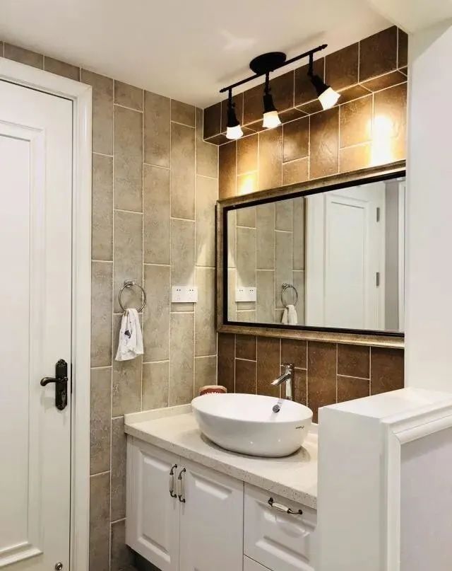 老公坚持在过道打柜子,完工后我懵了,电视墙最抢眼,谁见过!