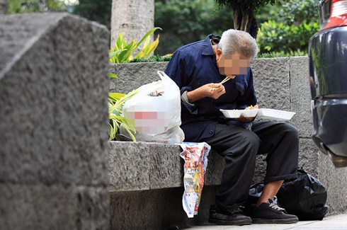 湖南男子将女友俩孩子培养成才,亲儿子辍学打工,17年后独尝苦果