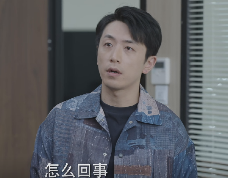 操纵股价|女总监也可以穿平底鞋，《女士的品格》万茜刘敏涛职场造型有新意