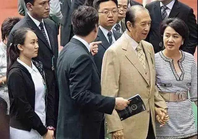 赌王|2007年，85岁的赌王中风入院，貌不惊人的小护士邓咏诗，愿给赌王擦身体