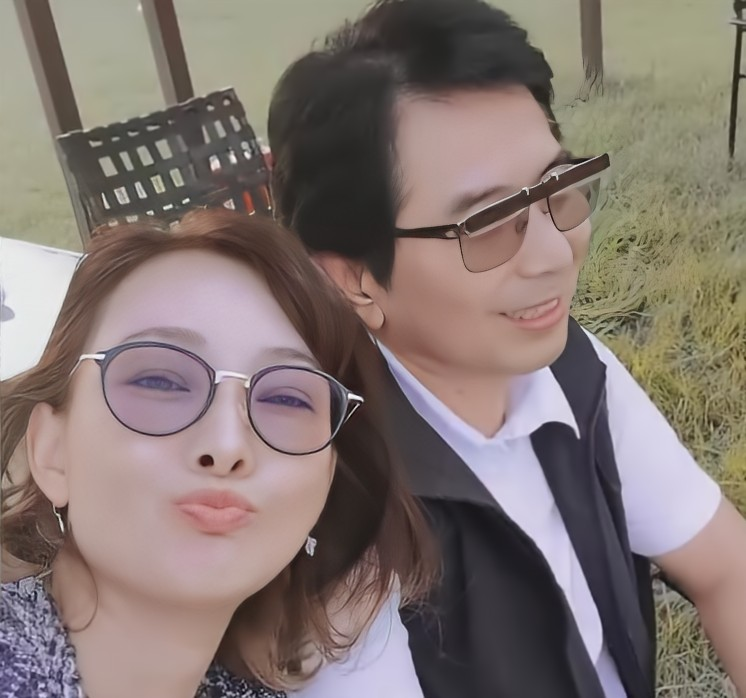 牛莉|牛莉：24岁嫁给“圈外人”刘亚东，婚后生三子，结婚25年恩爱如初