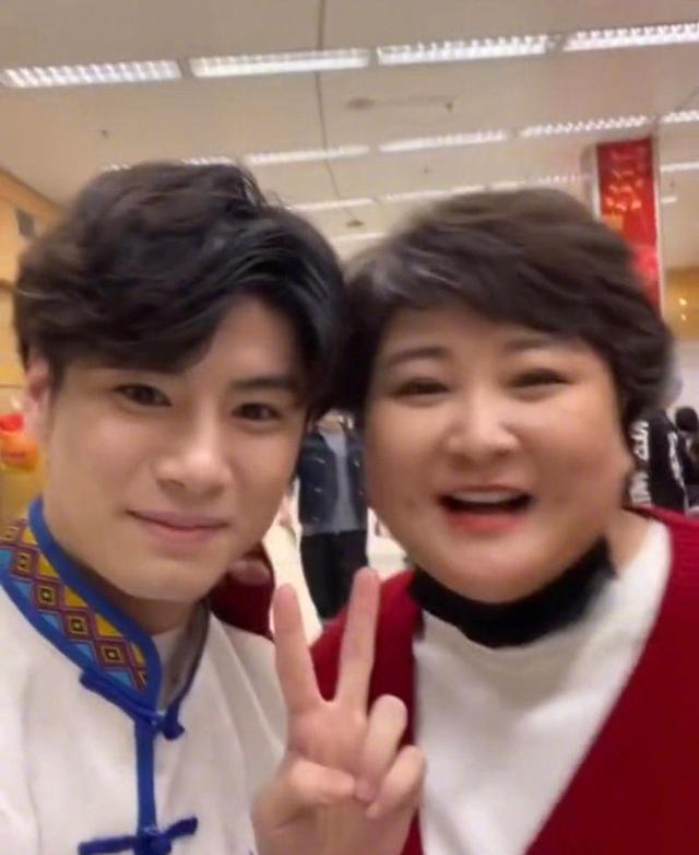 春晚|春晚群演公开后台自拍!贾玲一个举动被网友大赞