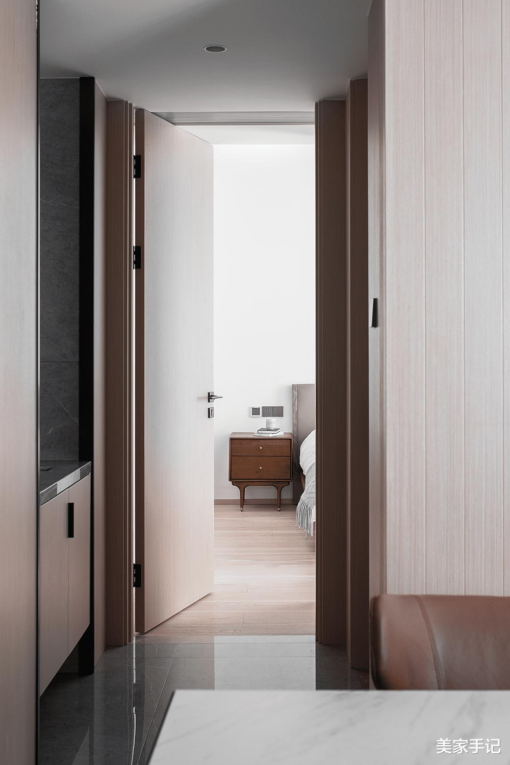 坚持极简主义的浙江夫妇,把家装修得一尘不染,透着骨子里的高级