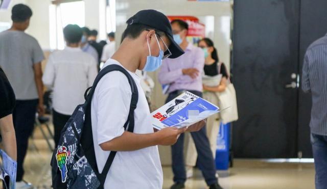 大学生|为了防止员工“摸鱼”，公司下班检查手机使用时长，真是离了大谱