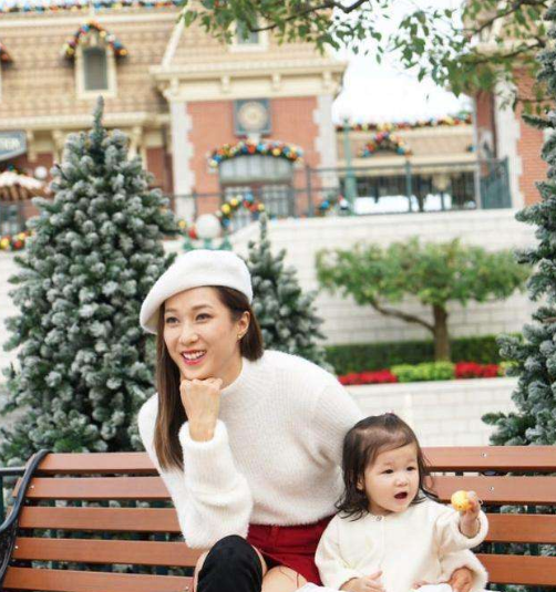 钟嘉欣|38岁钟嘉欣被偶遇！住加拿大独栋别墅，怀3胎独自带2娃外出