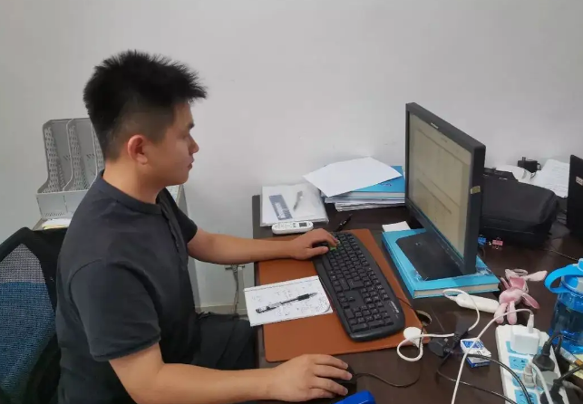 大学生|985实习生两分钟解决bug，老程序员微微一笑，网友：小伙子太年轻