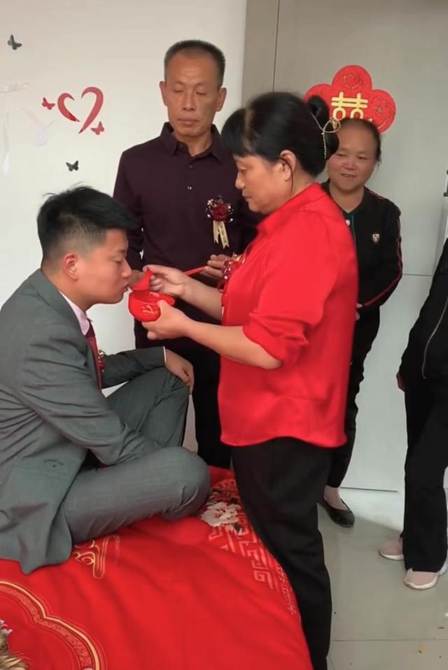 儿子出嫁当上门女婿,父母不舍送儿子,网友:便宜占尽还觉得委屈