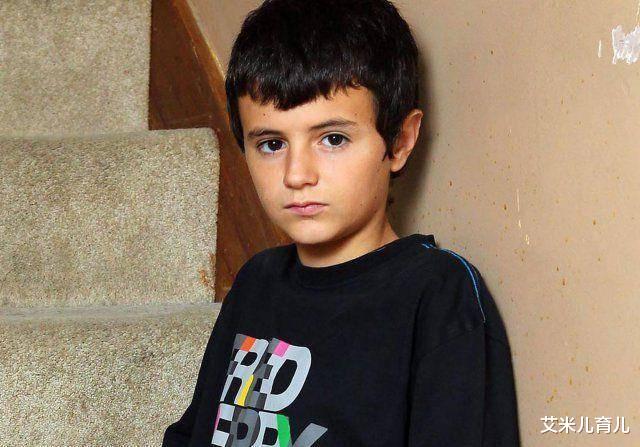 |英国13岁男孩“喜当爹”，13年后现状让人惋惜：父母的三观是根源