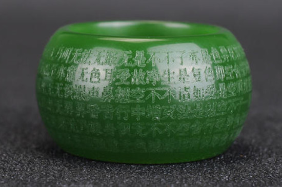 蜜蜡|菠菜绿和田玉的鉴别方法