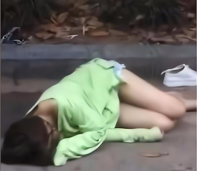 纪实:绿衣女子着装清凉,醉酒睡街边一夜,网友:这谁敢娶回家