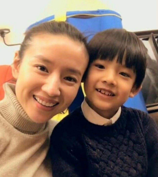 董洁|42岁董洁与儿子拍“婚纱照”,母子接吻画面惹争议,是母爱还是束缚?