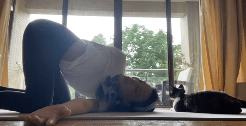 舒淇|46岁舒淇做瑜伽秀身材！把自己叠成饺子状