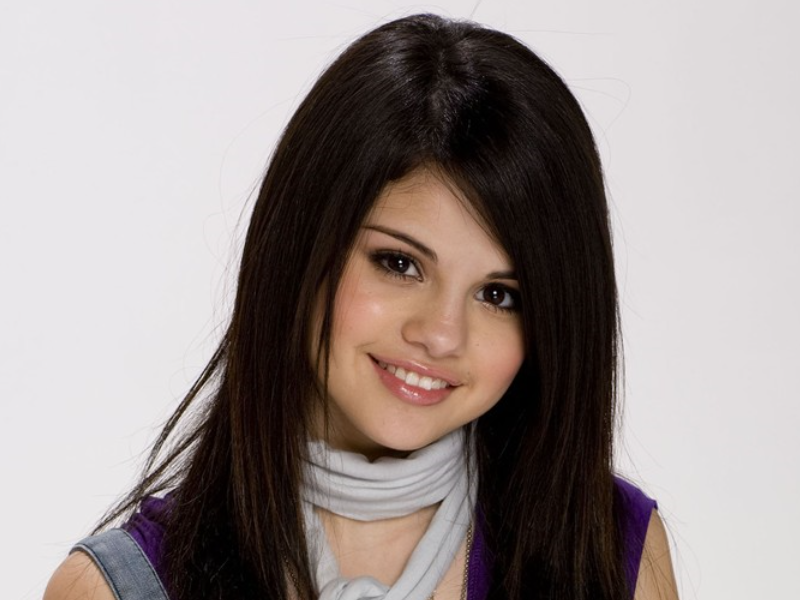 秦怡|泰勒是她的闺蜜,比伯是他分分合合的男友,她就是赛琳娜·戈麦斯