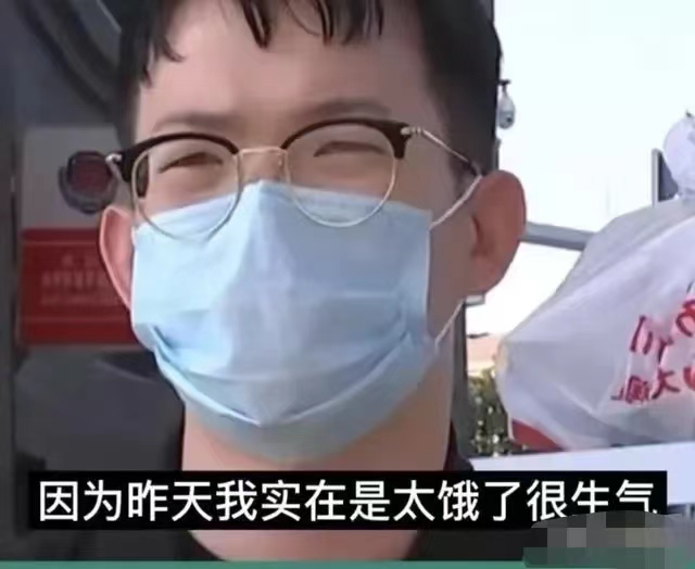 外卖多次被熊孩子偷走,男子点超辣蛋挞,8岁小孩被辣进医院