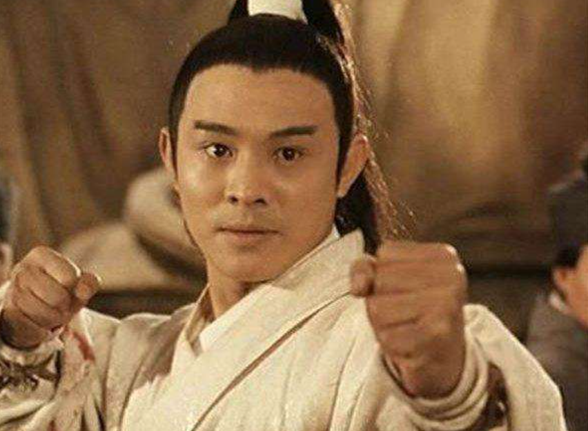 李连杰|不会太极拳，却饰演张三丰，李连杰为何演的这么好？总结起来就俩字：敬业！