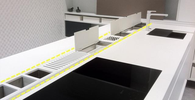 再装岛台都学学，中间加10cm宽收纳区，台面三分离，做饭效率翻倍