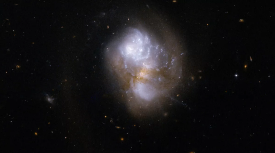 詹姆斯·韦布空间望远镜拍摄到星系合并的罕见景象