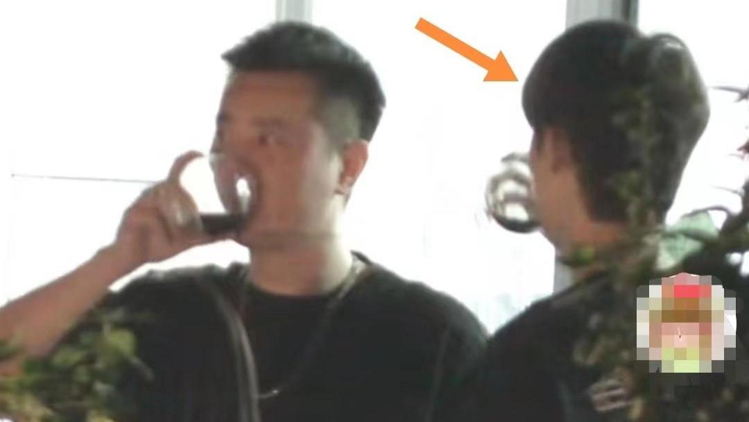 谢彬彬|26岁男星参加酒局，放不开被指鼻子教训，一口闷得异性揉脸夸奖